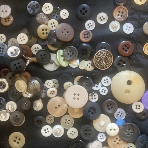 Over 100 buttons - Picture 2 of 5